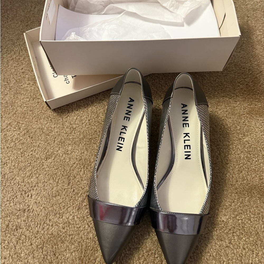 Anne Klein Flex Finn Metalic grey/silver heals